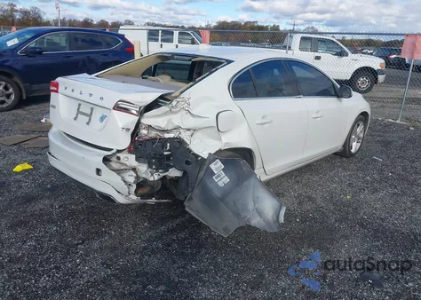 2014 Volvo S60 T5 z USA, uszkodzony, nr VIN YV1612FS6E2277494